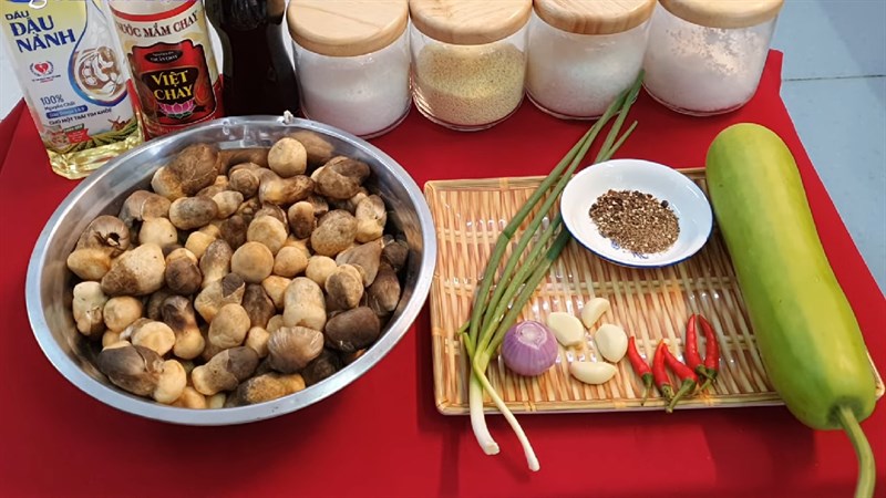 Nguyên liệu món ăn bầu kho chay với tiêu, đậu hũ và nấm rơm