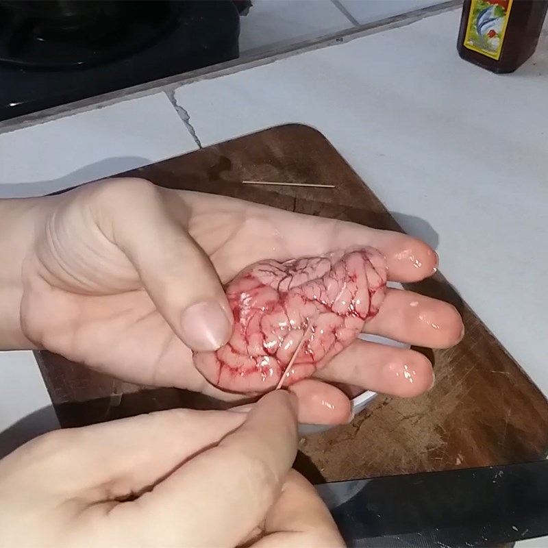 Bước 2 Sơ chế óc heo Súp cua óc heo