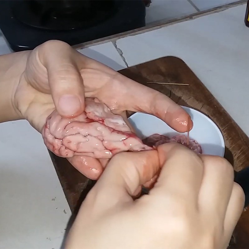 Bước 2 Sơ chế óc heo Súp cua óc heo