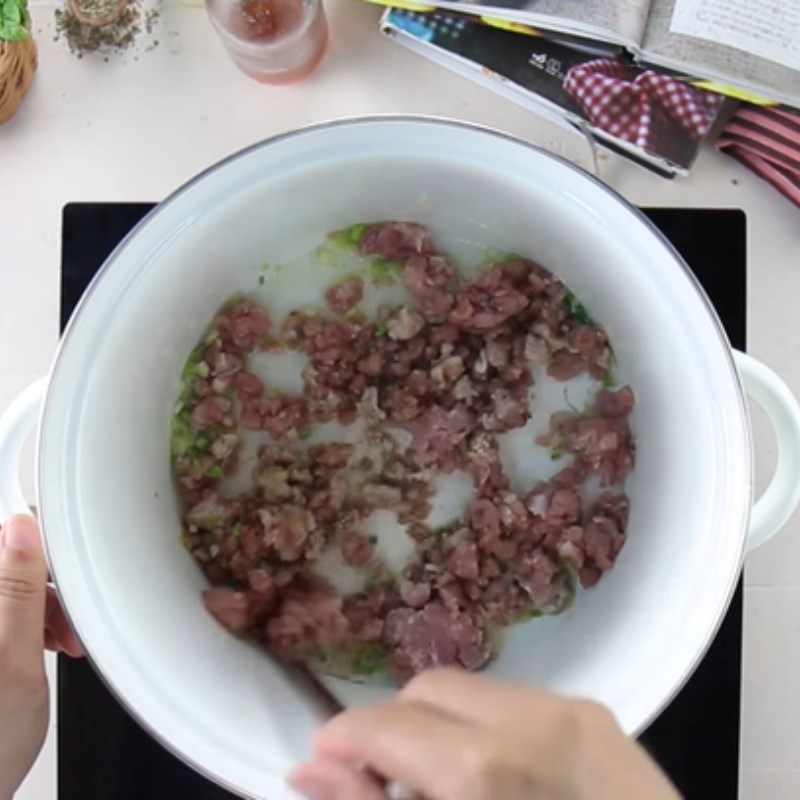 Bước 2 Xào thịt bằm Canh bí đỏ thịt bằm