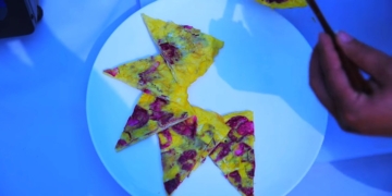 2 cách làm hoa hồng chiên đẹp mắt, làm phong phú ngày 20/10 12 Screenshotter YouTube FriedeggwithrosestreetfoodinSouthwestChina 1E2809949E2809D 1200x676 1