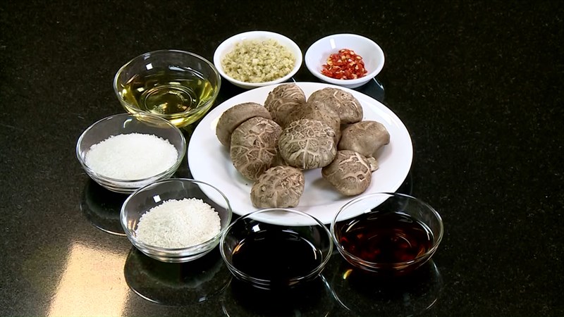 Nguyên liệu món ăn 2 cách kho nấm đông cô với thơm và sả