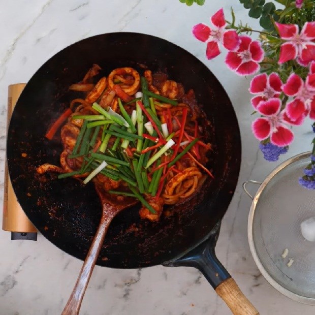 Bước 8 Hoàn thành Mì udon xào hải sản