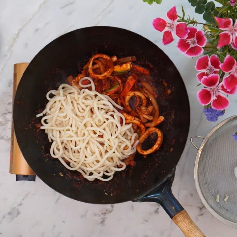 Bước 8 Hoàn thành Mì udon xào hải sản