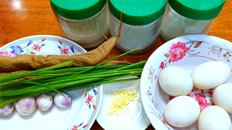 Nguyên liệu món ăn 2 cách làm trứng chiên hến và xá bấu
