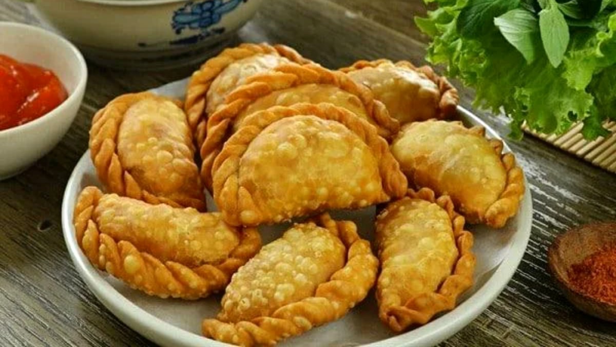 Bánh gối nhân thịt trứng