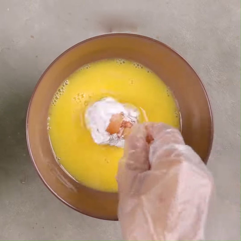 Bước 2 Áo bột và chiên Cánh gà chiên muối tiêu