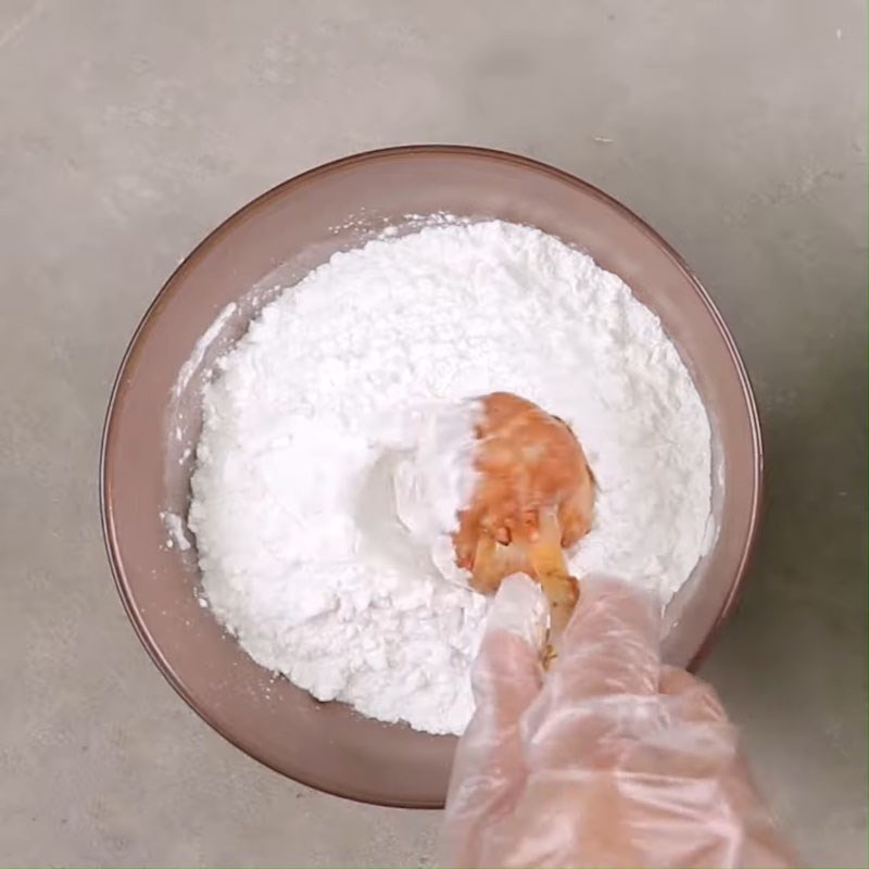 Bước 2 Áo bột và chiên Cánh gà chiên muối tiêu