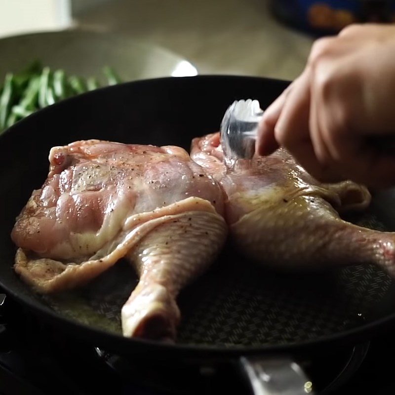 Bước 3 Áp chảo gà Gà đút lò sốt bơ