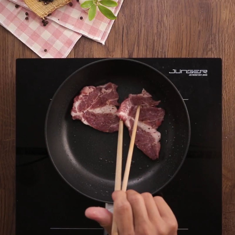 Bước 3 Áp chảo thịt heo Thịt heo áp chảo sốt tiêu đen