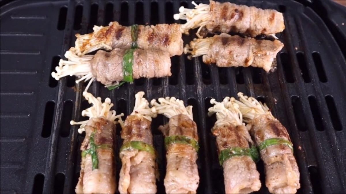 Ba chỉ bò cuộn nấm kim châm nướng