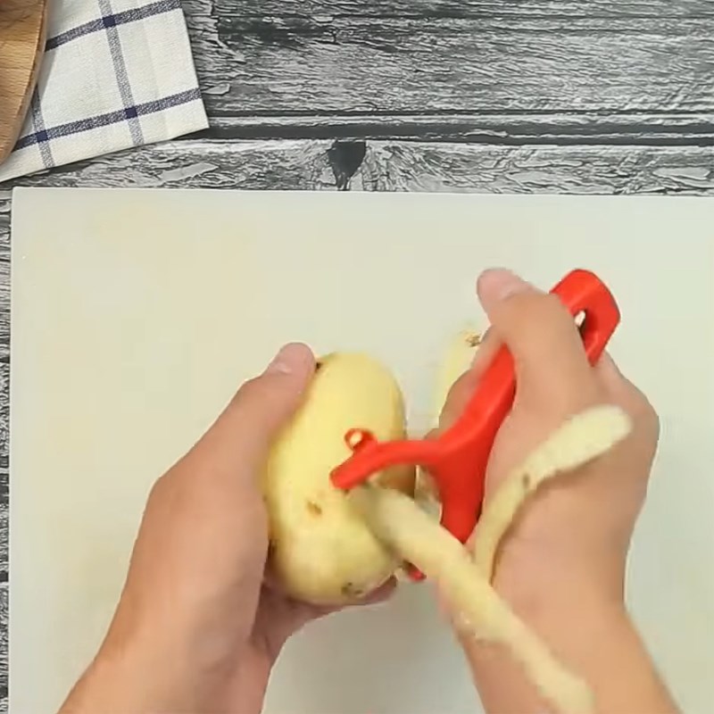 Bước 1 Bào khoai tây Bánh khoai tây chiên cay