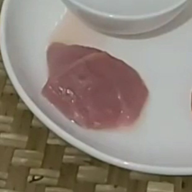 Bước 1 Băm nhuyễn thịt bò và cà chua Cháo thịt bò cà chua cho bé ăn dặm