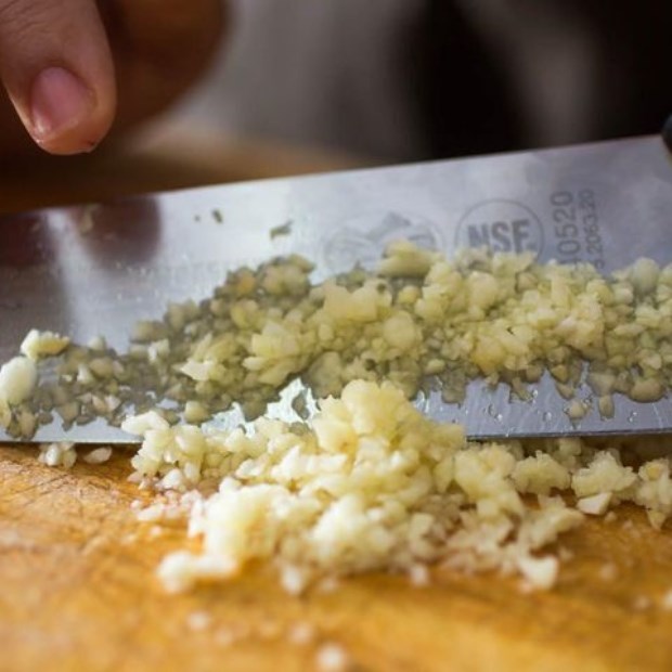 Bước 1 Băm nhuyễn thịt bò và cà chua Cháo thịt bò cà chua cho bé ăn dặm