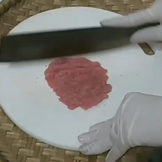 Bước 1 Băm nhuyễn thịt bò và cà chua Cháo thịt bò cà chua cho bé ăn dặm
