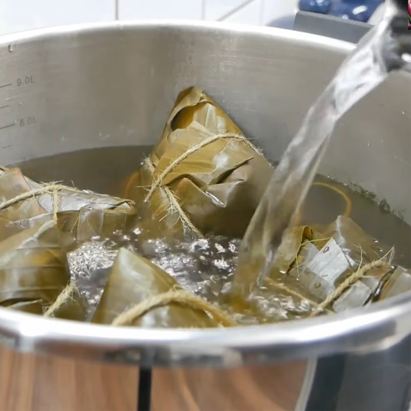 Bước 9 Luộc bánh Bánh ú bá trạng chóp