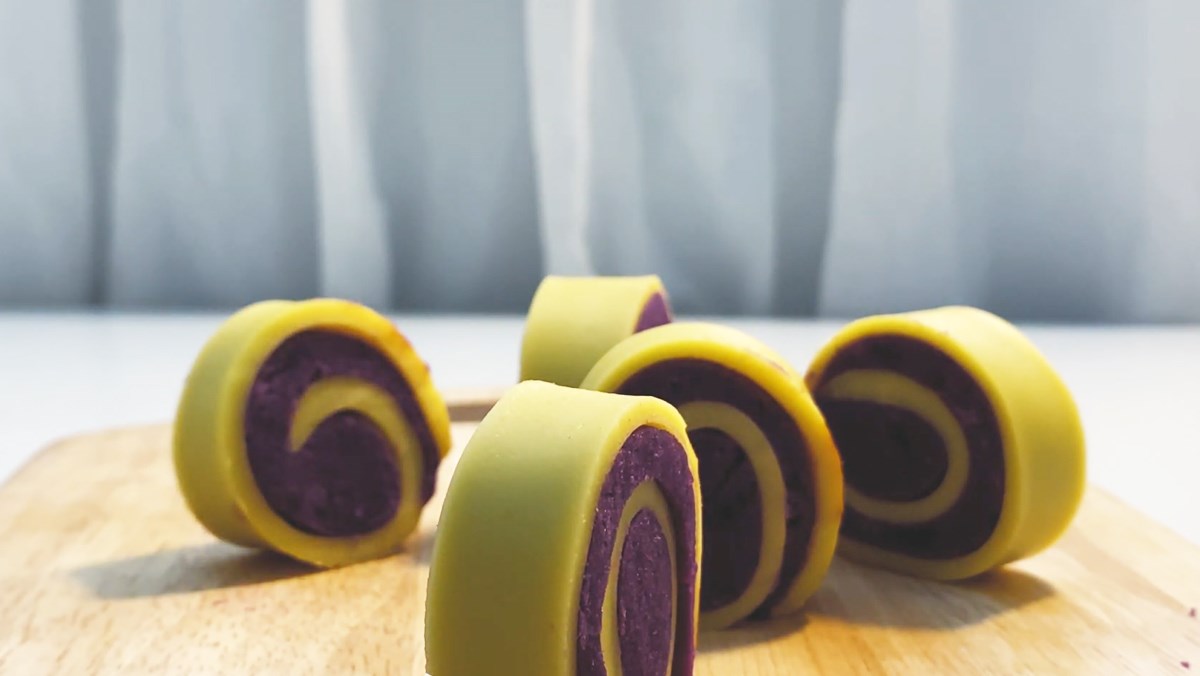 Bánh khoai lang tím cuộn bằng bột mì