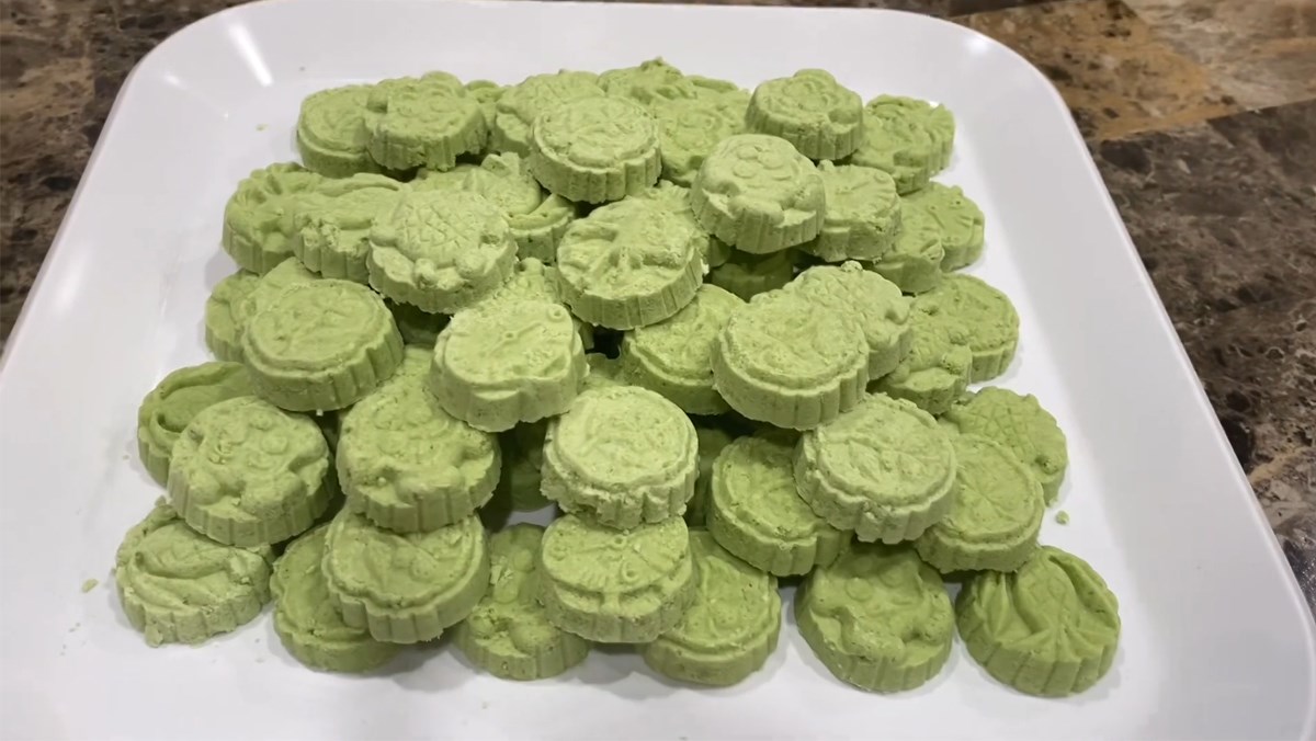 Bánh phục linh lá dứa