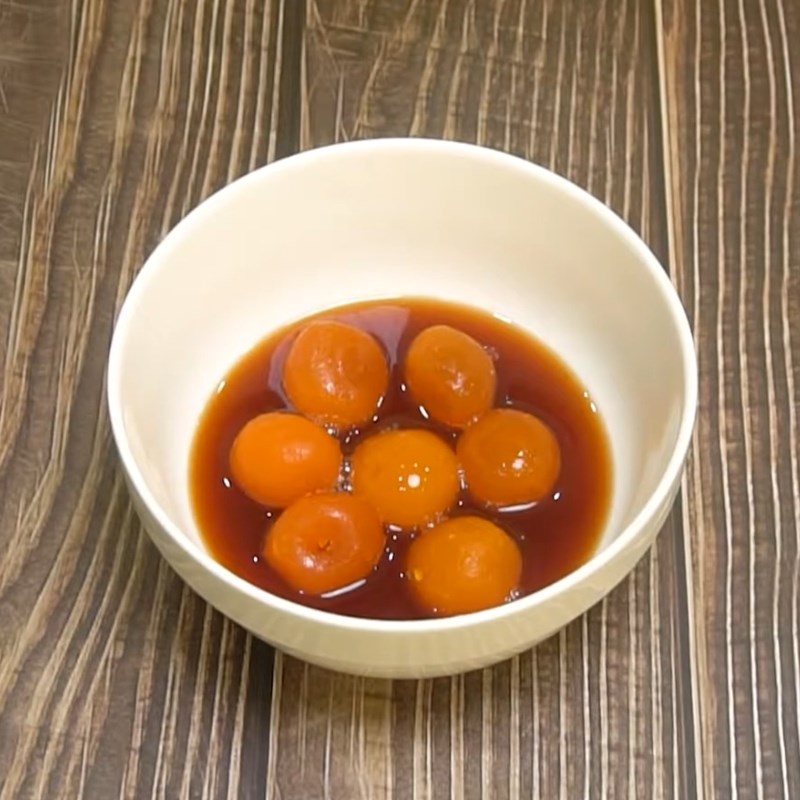 Bước 1 Sơ chế và nướng trứng muối Bánh trung thu kim sa trứng muối bằng nồi chiên không dầu