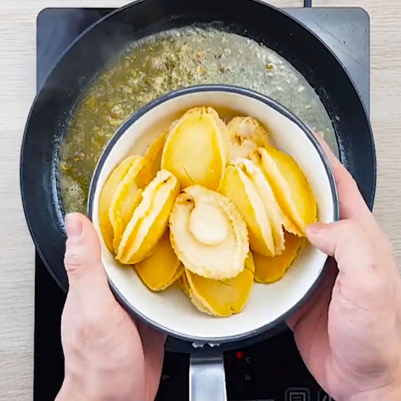 Bước 3 Cho bào ngư vào Bào ngư chiên bơ