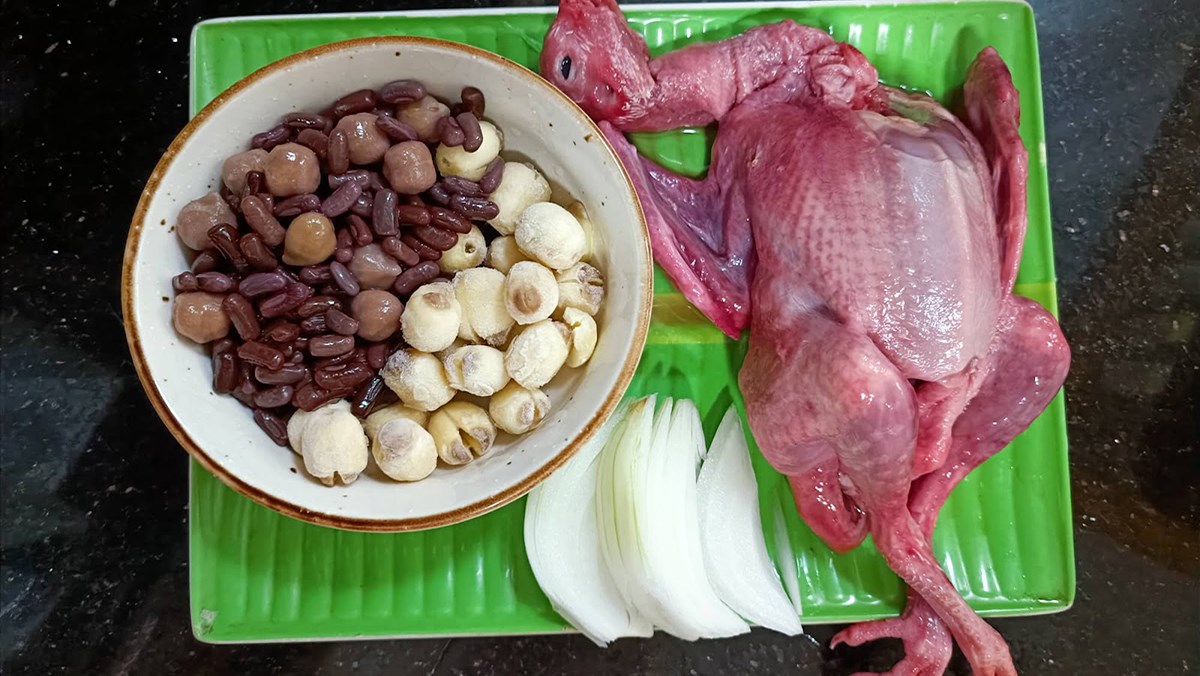 Nguyên liệu món ăn bồ câu hầm đậu đen hạt sen