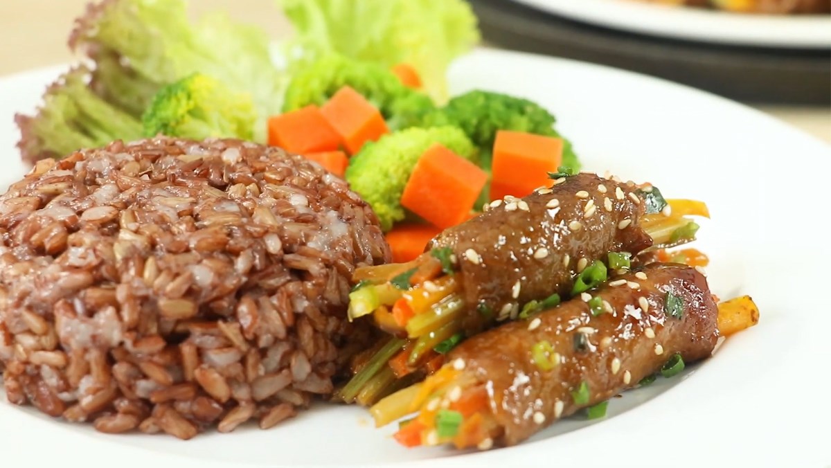 Bò cuộn rau củ thập cẩm