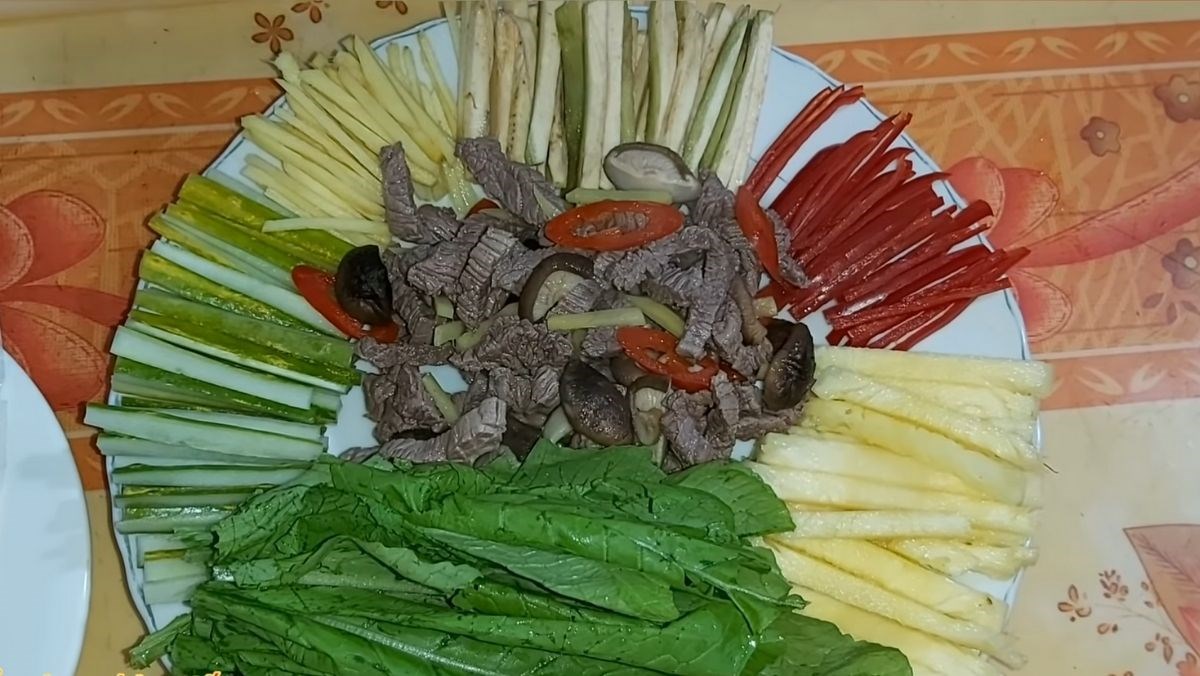 Bò luộc nấm cuốn cải