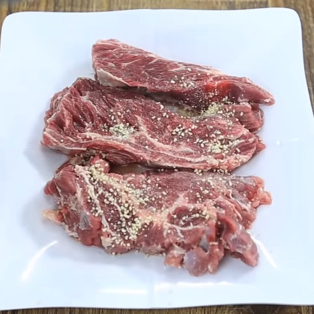 Bước 1 Sơ chế nguyên liệu Bò nướng sa tế giấy bạc