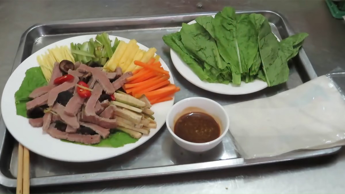Bò tái cuốn cải xanh