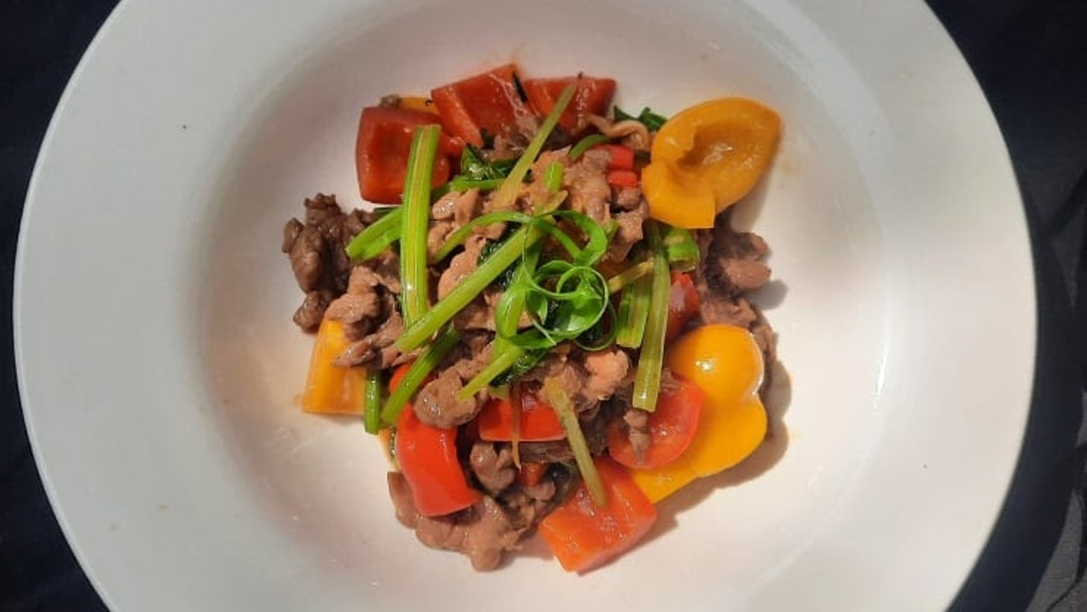 Bò xào ớt chuông cần tây