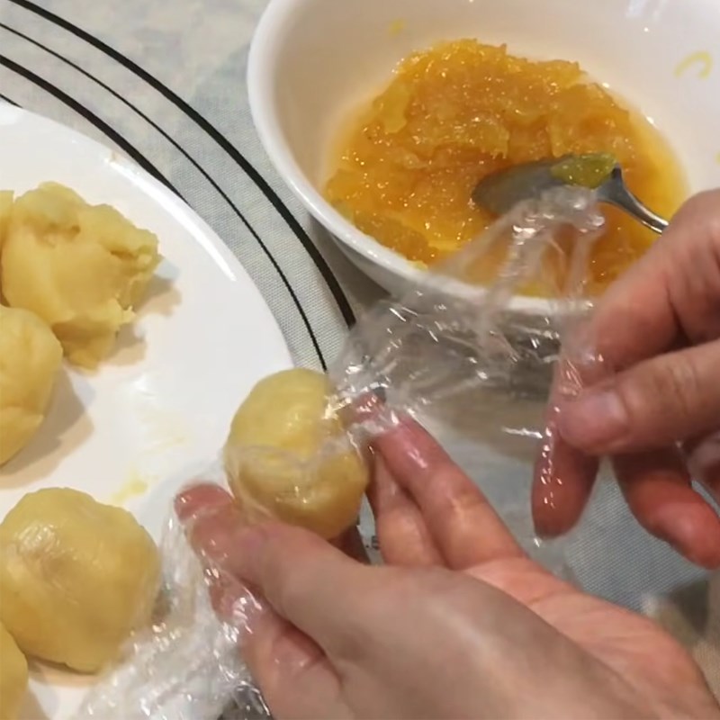 Bước 6 Bọc nhân bánh Bánh pía chay