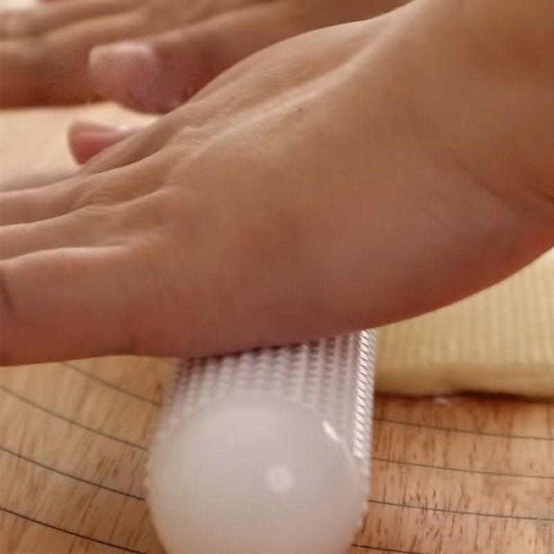 Bước 6 Bọc nhân, tạo hình bánh Bánh mì mini nhân dâu tây