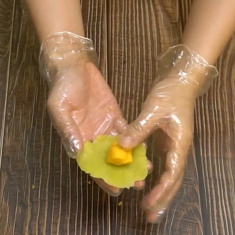 Bước 3 Bọc nhân trứng muối Bánh trung thu kim sa trứng muối bằng nồi chiên không dầu