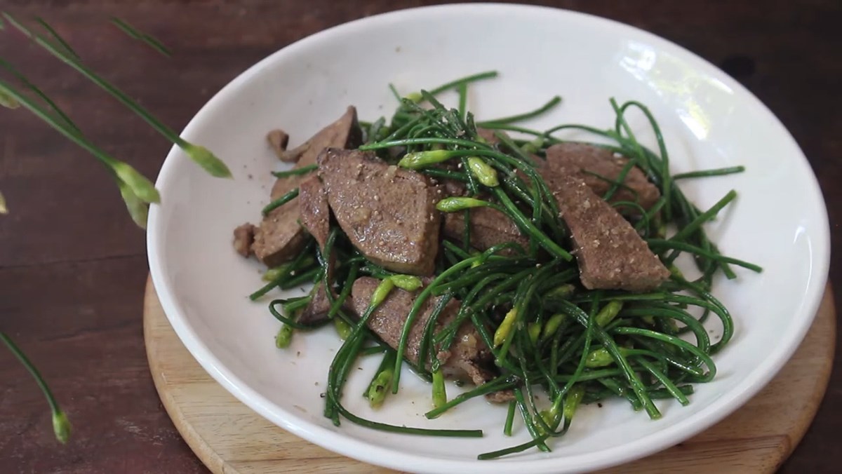 Bông hẹ xào gan heo