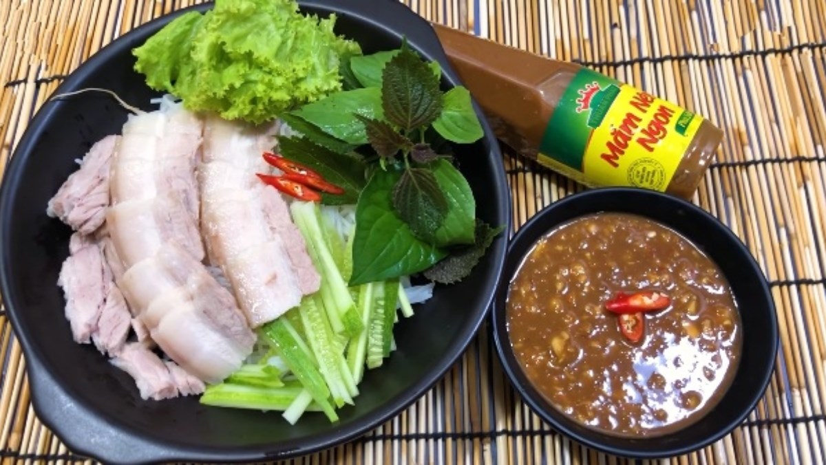Bún mắm nêm thịt luộc