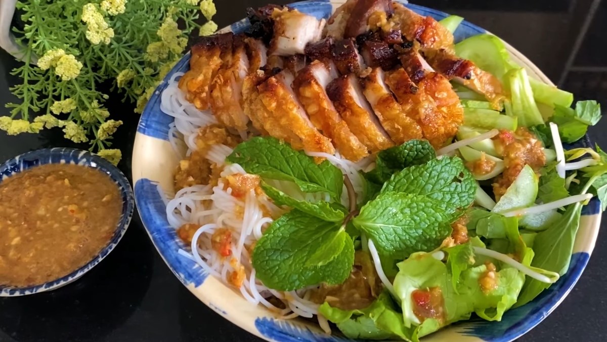 Bún mắm nêm thịt quay