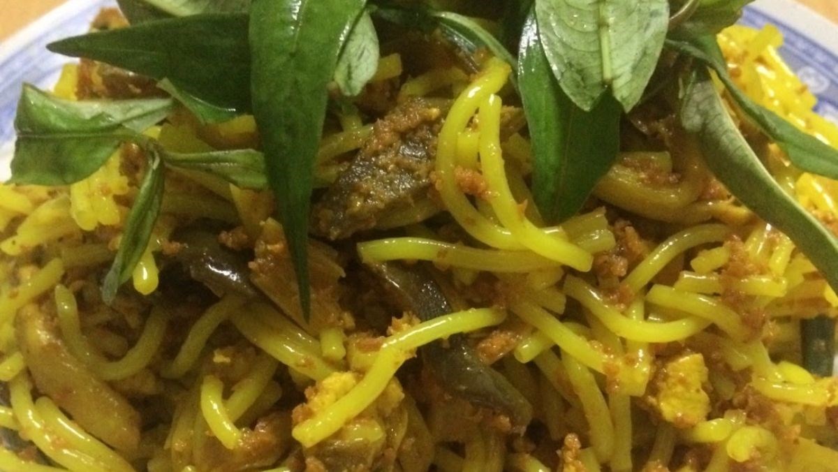 Bún xào nghệ chay