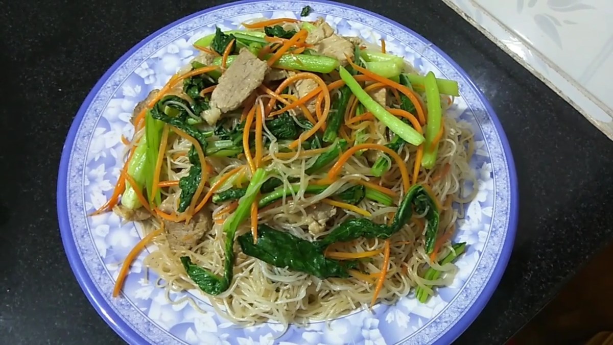 Bún xào rau cải thịt heo