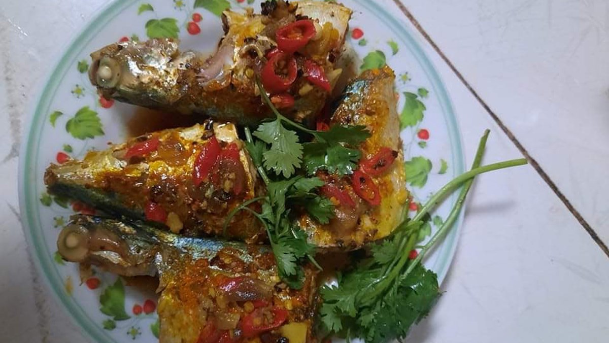 Cá bạc má kho tỏi ớt với bột nghệ