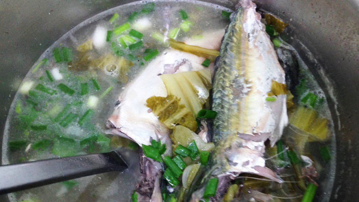 Canh cá bạc má dưa chua