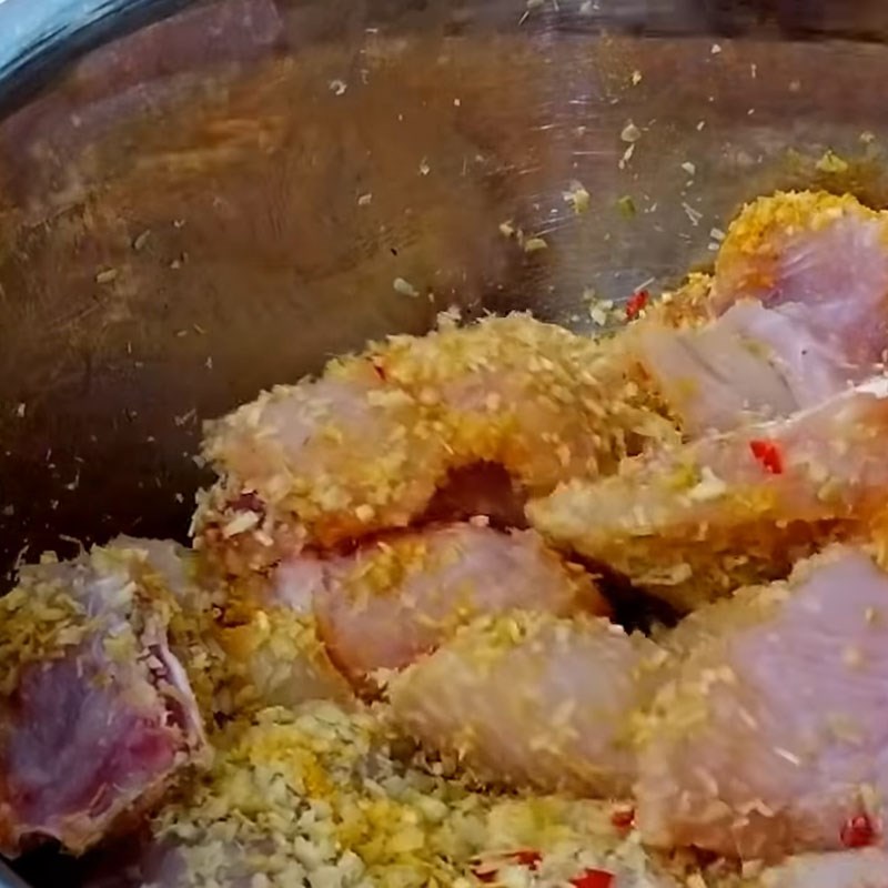 Bước 1 Sơ chế và ướp cá Cá basa chiên sả ớt