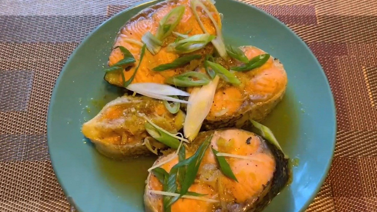Cá hồi kho nghệ
