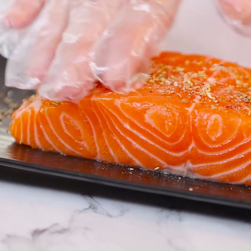 Bước 1 Sơ chế và ướp cá hồi Cá hồi nướng giấy bạc sốt bơ tỏi chanh