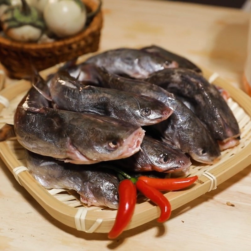 Bước 1 Sơ chế cá ngạnh Canh chua cá ngạnh nấu măng chua