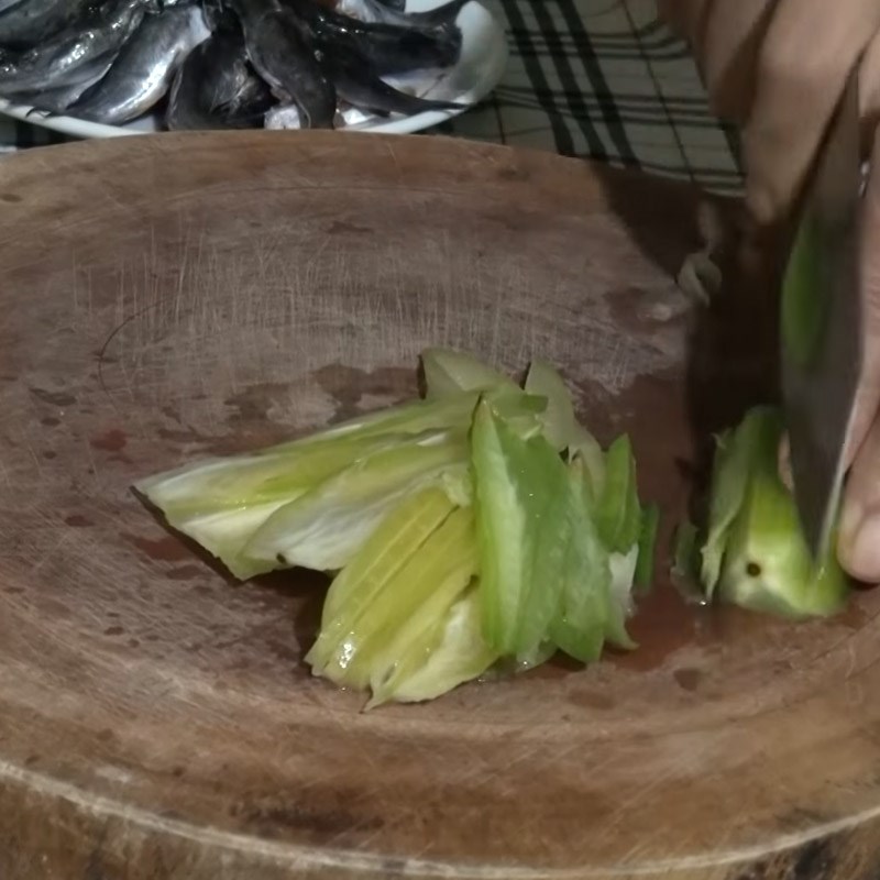 Bước 2 Sơ chế các nguyên liệu khác Canh chua cá ngạnh nấu măng chua