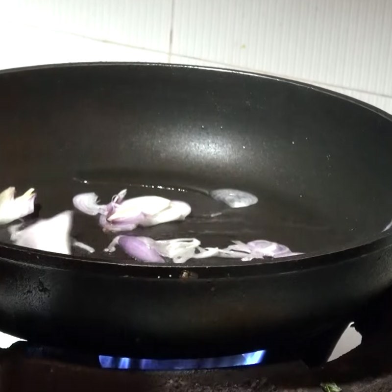 Bước 3 Xào các nguyên liệu Canh chua cá ngạnh nấu măng chua