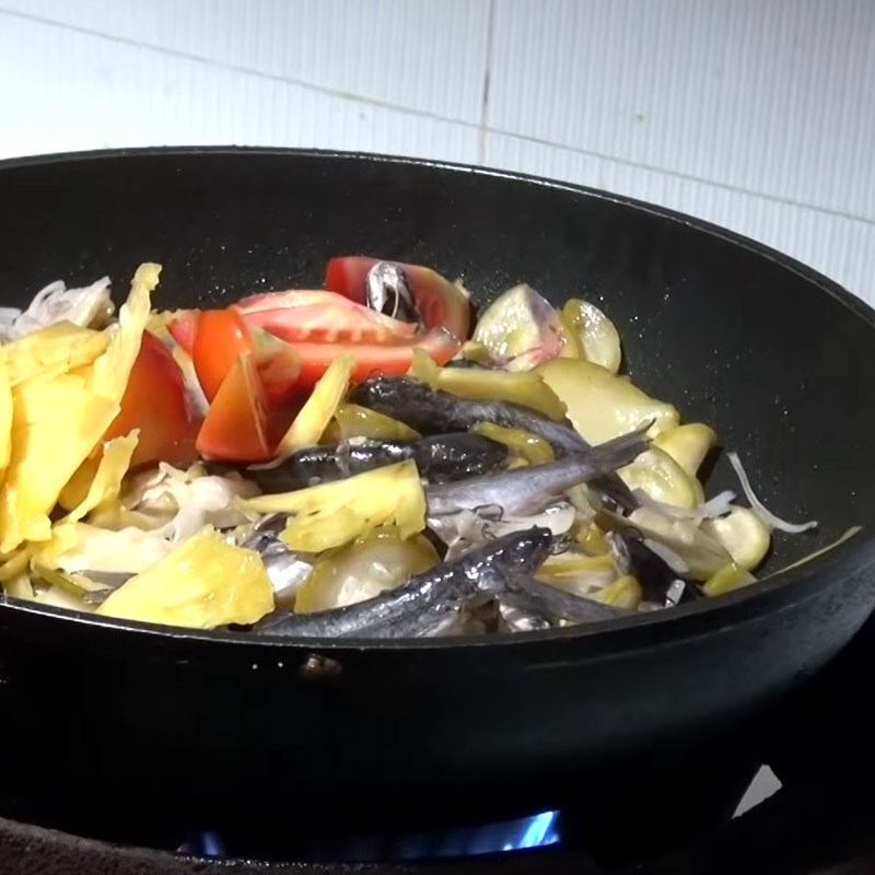 Bước 3 Xào các nguyên liệu Canh chua cá ngạnh nấu măng chua