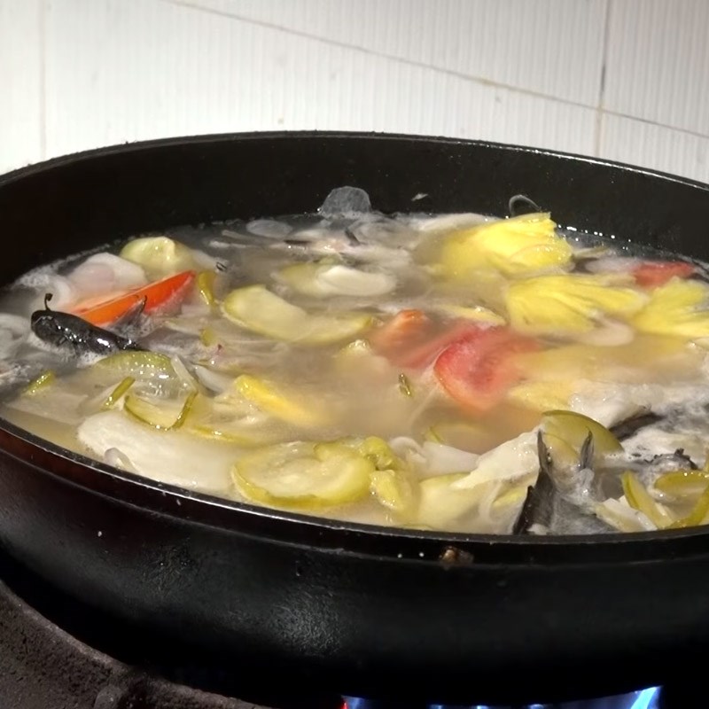 Bước 4 Nấu canh Canh chua cá ngạnh nấu măng chua