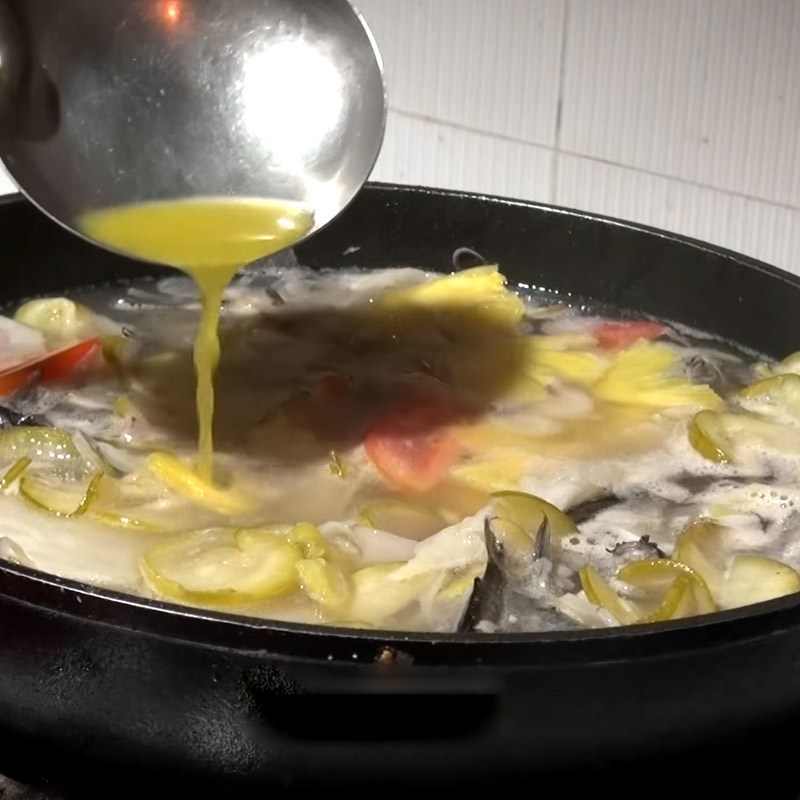 Bước 4 Nấu canh Canh chua cá ngạnh nấu măng chua
