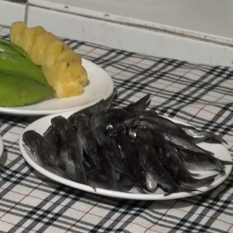 Bước 1 Sơ chế cá ngạnh Canh chua cá ngạnh nấu măng chua